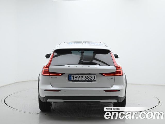 Volvo V60 B5 Ultra AWD — пробег 2 469 км — фото 4 из 5