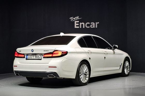 BMW 5-Series 530i xDrive Luxury — пробег 23 107 км — фото 2 из 5