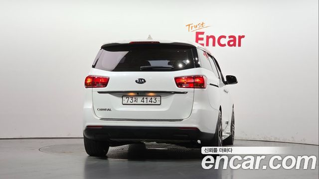 Kia Carnival 11-Seater Deluxe — пробег 72 179 км — фото 4 из 5