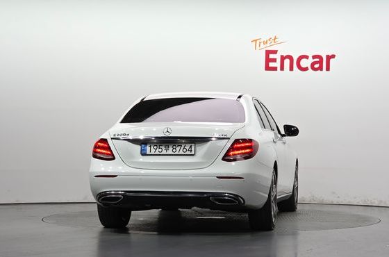 Mercedes-Benz E-Class E220d Avantgarde — пробег 82 071 км — фото 4 из 5