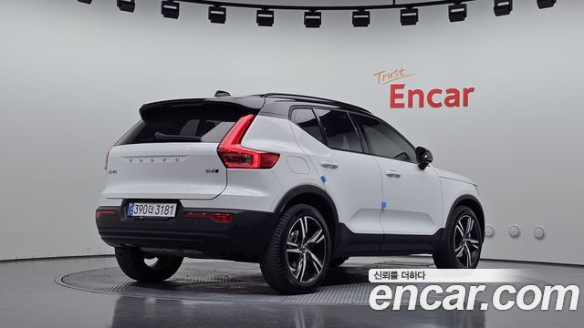 Volvo XC40 B4 R-Design — пробег 81 650 км — фото 2 из 5