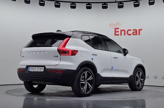 Volvo XC40 B4 R-Design — пробег 81 650 км — фото 2 из 5