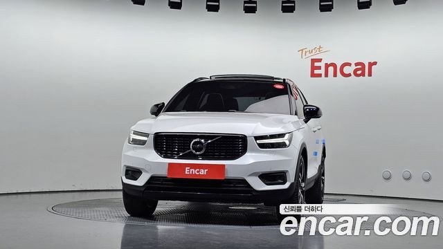 Volvo XC40 B4 R-Design — пробег 81 650 км — фото 3 из 5