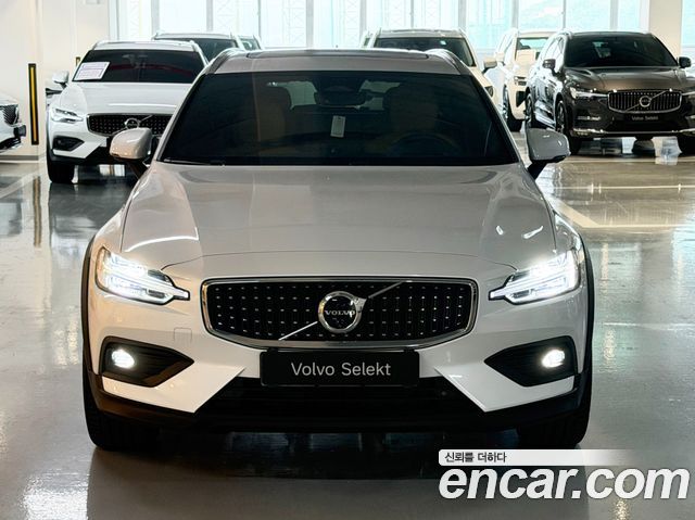 Volvo V60 B5 Ultra AWD — пробег 12 435 км — фото 3 из 5