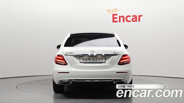 Mercedes-Benz E-Class E220d 4MATIC Avantgarde — пробег 71 021 км — фото 4 из 5