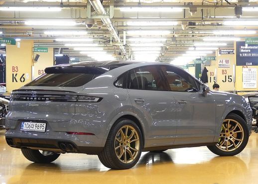 Porsche Cayenne 3.0 E-Hybrid Coupe — пробег 15 000 км — фото 2 из 5