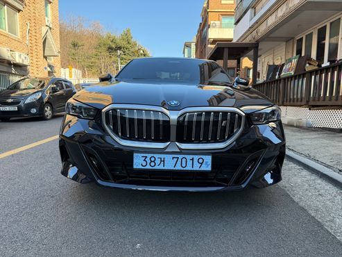BMW i5 eDrive 40 M Sport — пробег 586 км — фото 1 из 5