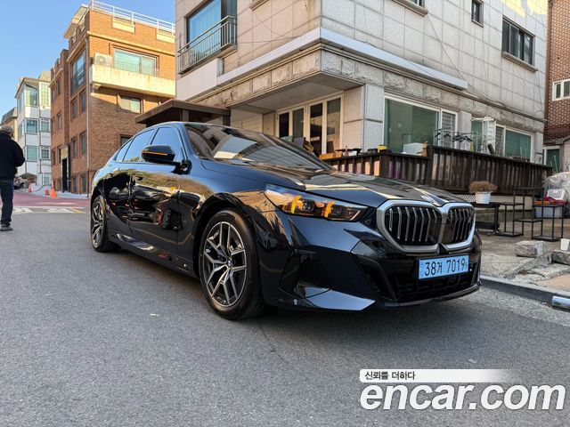 BMW i5 eDrive 40 M Sport — пробег 586 км — фото 3 из 5