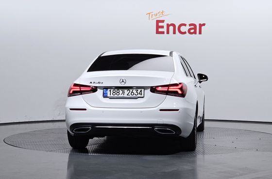 Mercedes-Benz A-Class A200d Sedan — пробег 48 841 км — фото 4 из 5