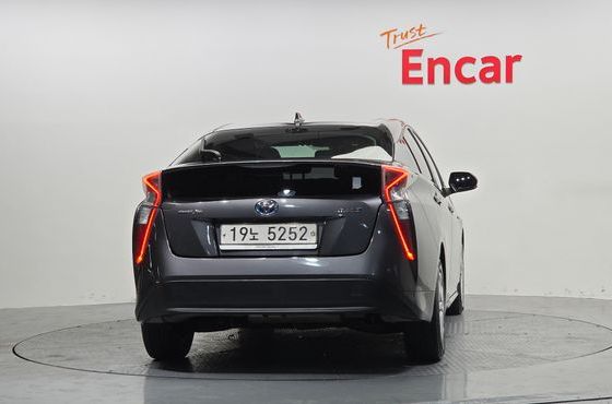 Toyota Prius 1.8 E — пробег 193 049 км — фото 4 из 5