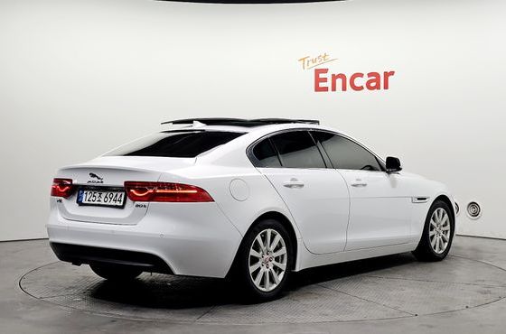 Jaguar XE 20t Prestige — пробег 86 706 км — фото 2 из 5