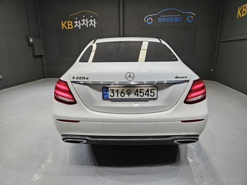 Mercedes-Benz E-Class E220d 4MATIC Exclusive — пробег 126 271 км — фото 4 из 5