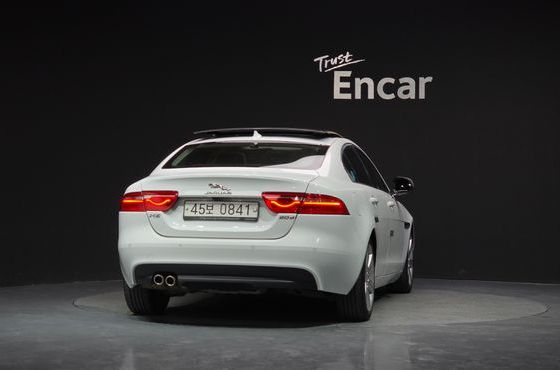 Jaguar XE 20d Portfolio — пробег 122 074 км — фото 4 из 5