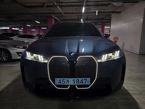 BMW iX xDrive45 M Sport — пробег 865 км — фото 1 из 5