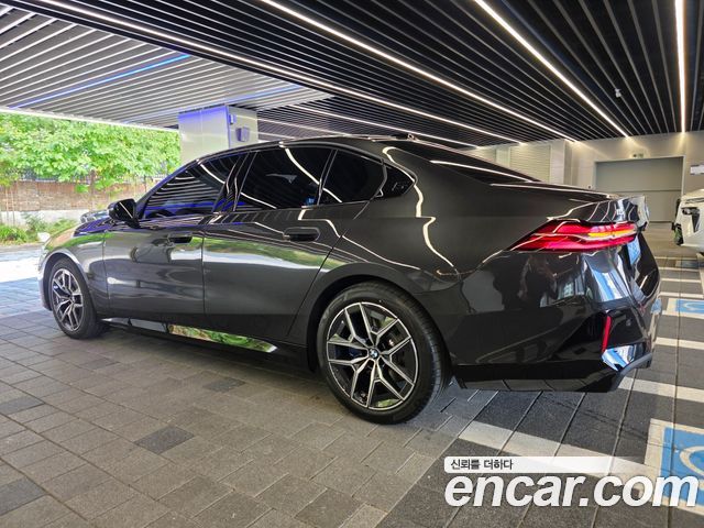 BMW i5 eDrive 40 M Sport — пробег 354 км — фото 4 из 5