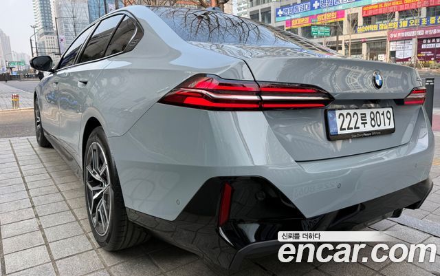 BMW 5-Series 520i M Sport — пробег 1 500 км — фото 4 из 5
