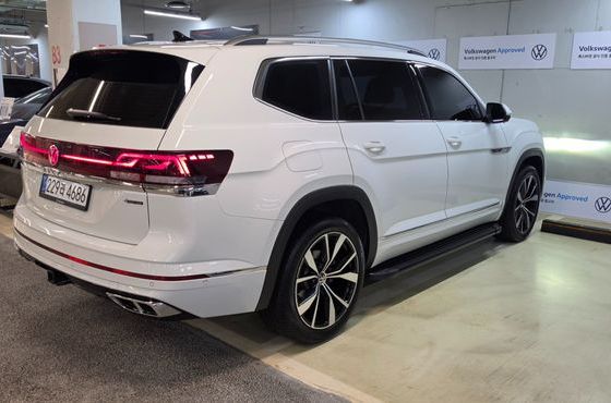 Volkswagen Atlas 2.0 TSI R-LINE 7-Seater — пробег 10 489 км — фото 3 из 5