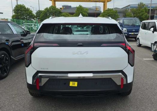 Kia EV3 Long Range 2WD Earth — пробег 1 км — фото 3 из 5