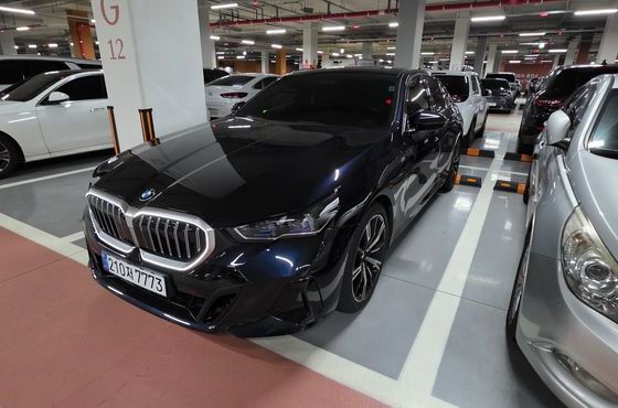 BMW 5-Series 530i xDrive M Sport — пробег 12 000 км — фото 1 из 4