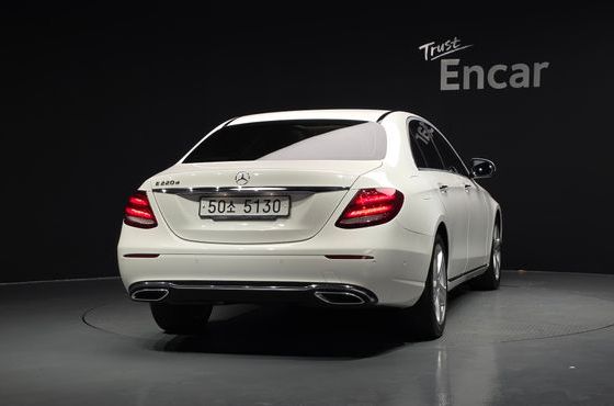 Mercedes-Benz E-Class E220d Avantgarde — пробег 122 952 км — фото 4 из 5