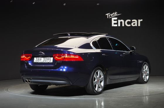 Jaguar XE 20d Portfolio — пробег 46 763 км — фото 2 из 5
