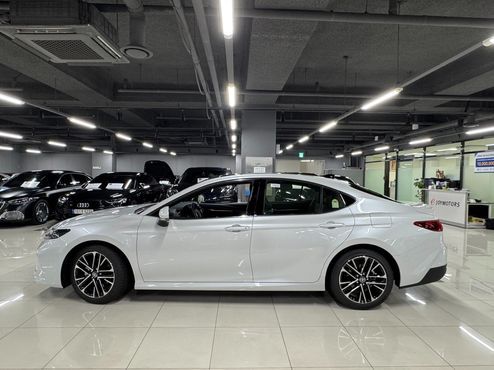 Toyota Camry 2.5 XLE Premium Hybrid — пробег 6 км — фото 2 из 5