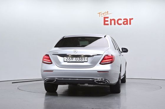 Mercedes-Benz E-Class E220d Avantgarde — пробег 81 112 км — фото 4 из 5