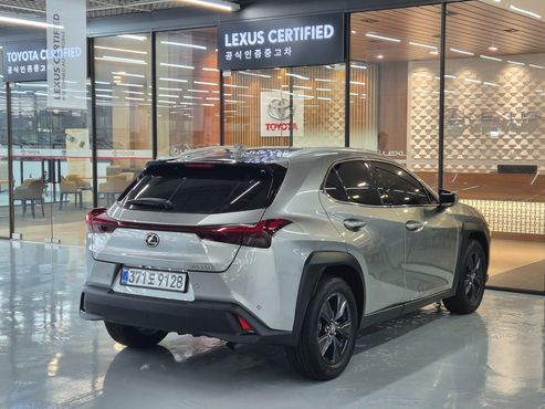 Lexus UX 2.0 2WD — пробег 4 647 км — фото 2 из 5