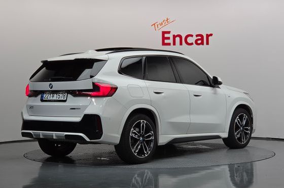 BMW X1 xDrive 20i M Sport — пробег 5 996 км — фото 2 из 5