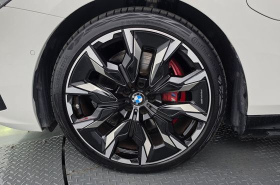 BMW 5-Series 550e xDrive M Sport Pro — пробег 10 329 км — фото 5 из 5