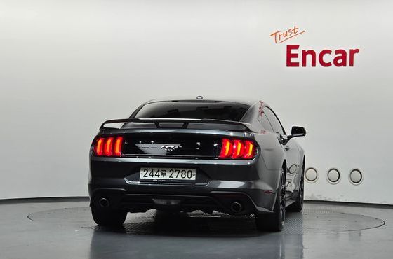 Ford Mustang Coupe — пробег 53 817 км — фото 4 из 5