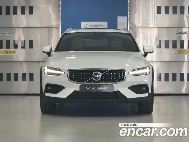 Volvo V60 B5 Ultra AWD — пробег 8 548 км — фото 2 из 5