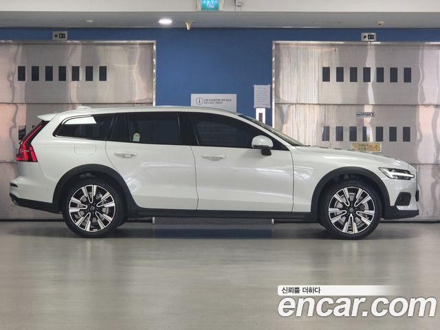 Volvo V60 B5 Ultra AWD — пробег 8 548 км — фото 3 из 5