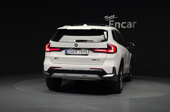 BMW X1 xDrive 20i xLine — пробег 5 897 км — фото 4 из 5