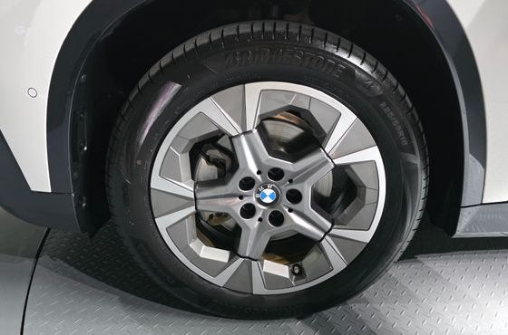 BMW X1 xDrive 20i xLine — пробег 5 897 км — фото 5 из 5
