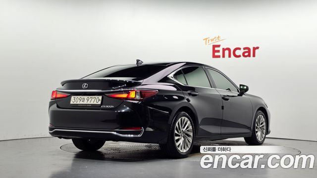Lexus ES Luxury Plus — пробег 70 308 км — фото 2 из 5