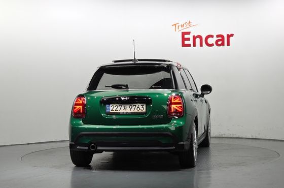 Mini Cooper 5Door Classic Plus Launch Pack Third Generation — пробег 43 274 км — фото 4 из 5