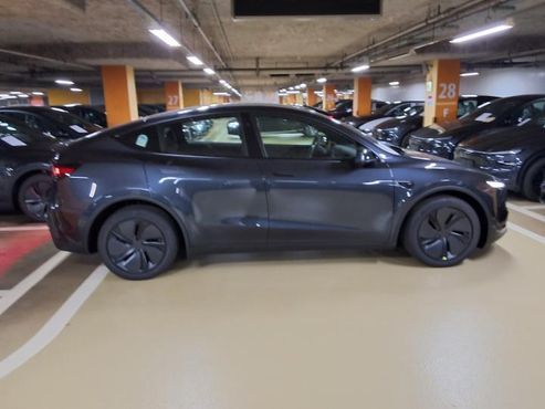 Tesla Model Y RWD — пробег 3 км — фото 2 из 5