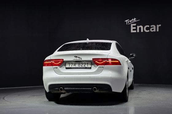 Jaguar XE 20t Prestige — пробег 48 537 км — фото 4 из 5