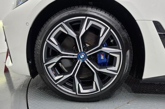 BMW i4 eDrive40 M Sports Pro — пробег 76 809 км — фото 5 из 5