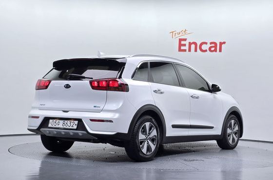 Kia Niro Luxury — пробег 83 038 км — фото 2 из 5
