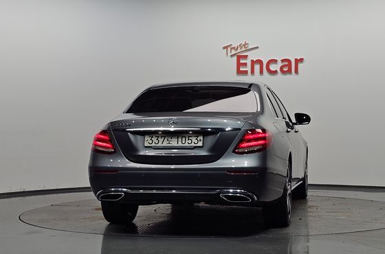Mercedes-Benz E-Class E220d Avantgarde — пробег 75 159 км — фото 4 из 5