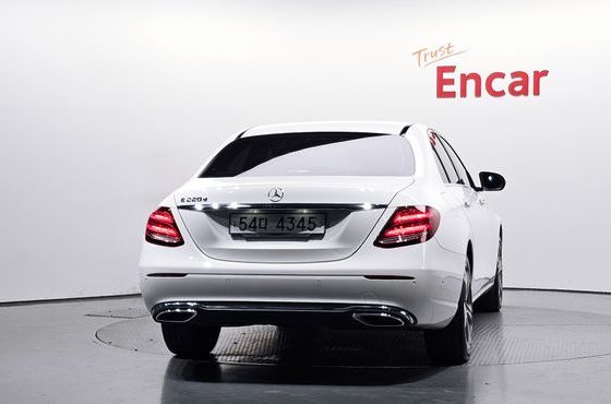 Mercedes-Benz E-Class E220d Avantgarde — пробег 137 083 км — фото 4 из 5
