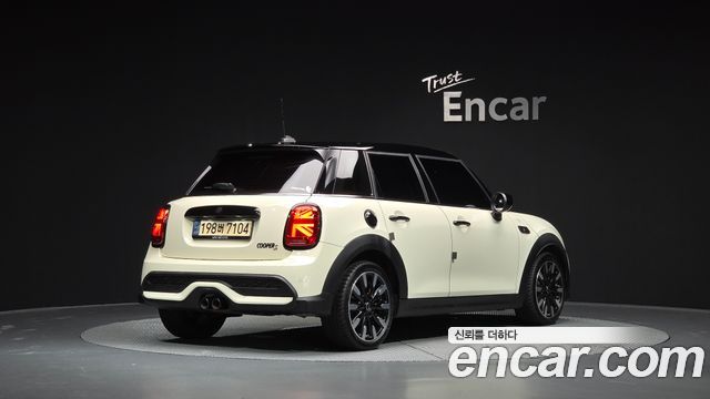 Mini Cooper 5Door Classic Launch Pack Third Generation — пробег 98 286 км — фото 2 из 5