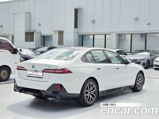 BMW i5 xDrive 40 M Sport — пробег 4 250 км — фото 2 из 5