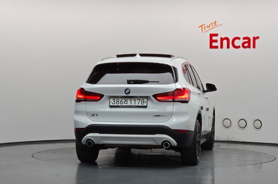 BMW X1 xDrive 20i Advantage — пробег 42 091 км — фото 4 из 5