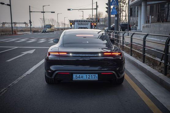 Porsche Taycan Base 4 — пробег 5 423 км — фото 3 из 5