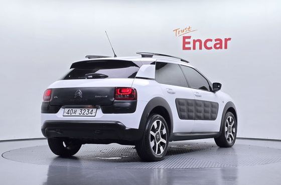 Citroen-DS C4 CACTUS 1.6 BlueHDi Shine — пробег 101 805 км — фото 2 из 5