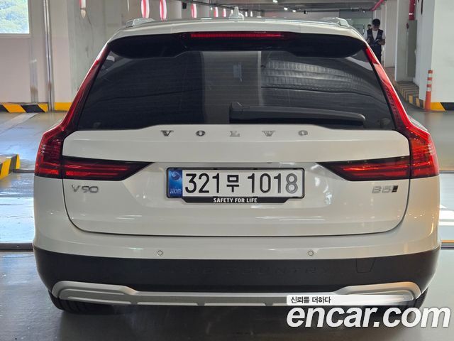 Volvo V90 B5 Ultra AWD — пробег 3 648 км — фото 4 из 5