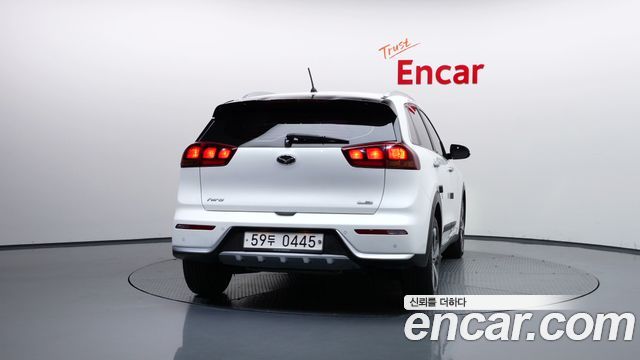 Kia Niro Luxury — пробег 163 861 км — фото 4 из 5